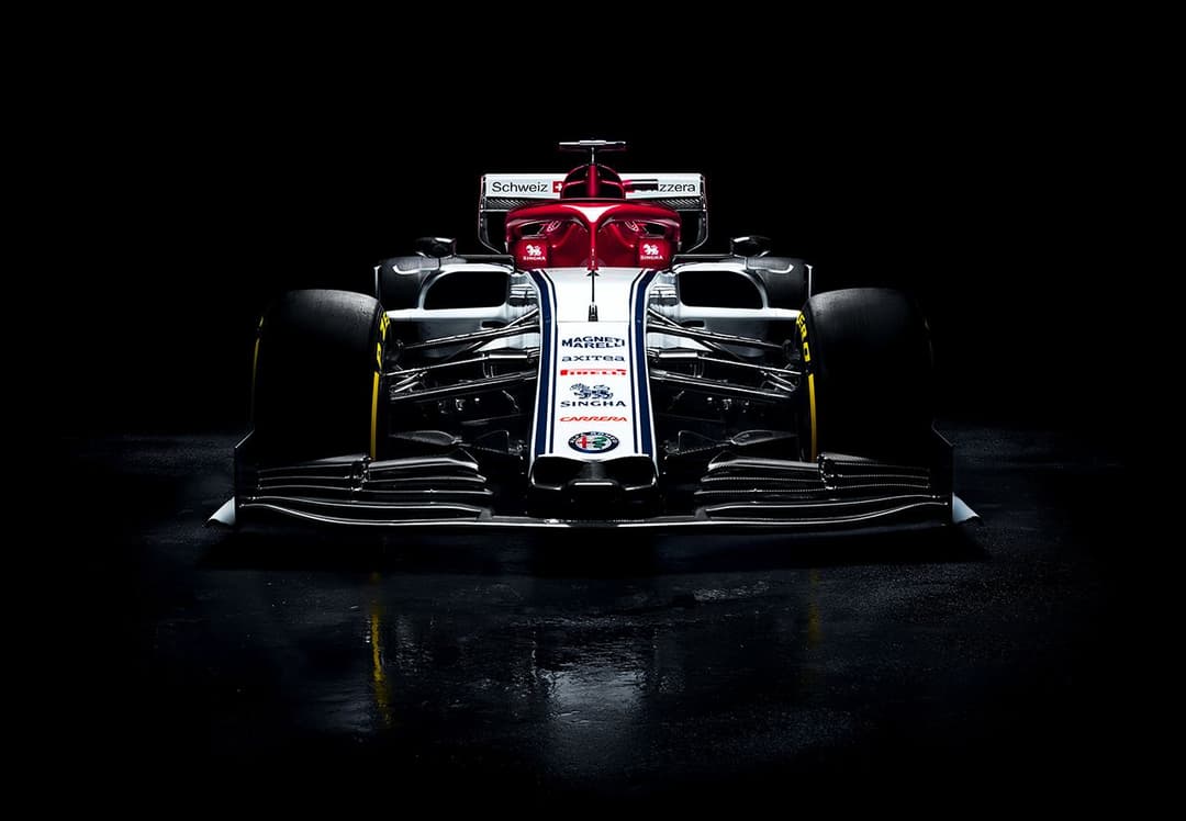 Monoplace Alfa Romeo C38 rouge et blanche vue de face, avec logo Alfa Romeo en bas, sur fond noir
