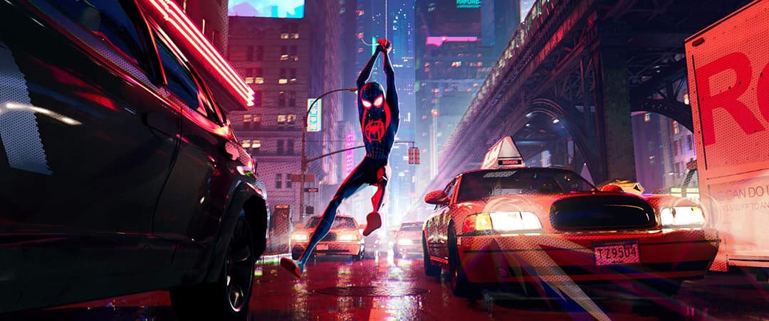 Miles Morales en costume de Spider-Man saute entre les gratte-ciel d'une ville illuminée par des néons rouges et bleus, au-dessus du trafic routier