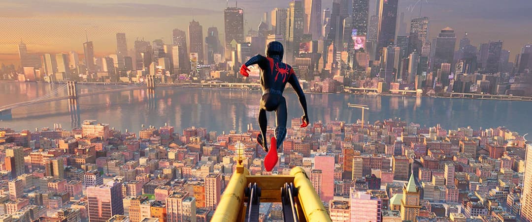 Spider-Man noir en costume bleu et rouge surplombe New York au coucher de soleil, accroché à une structure jaune au-dessus de la ville