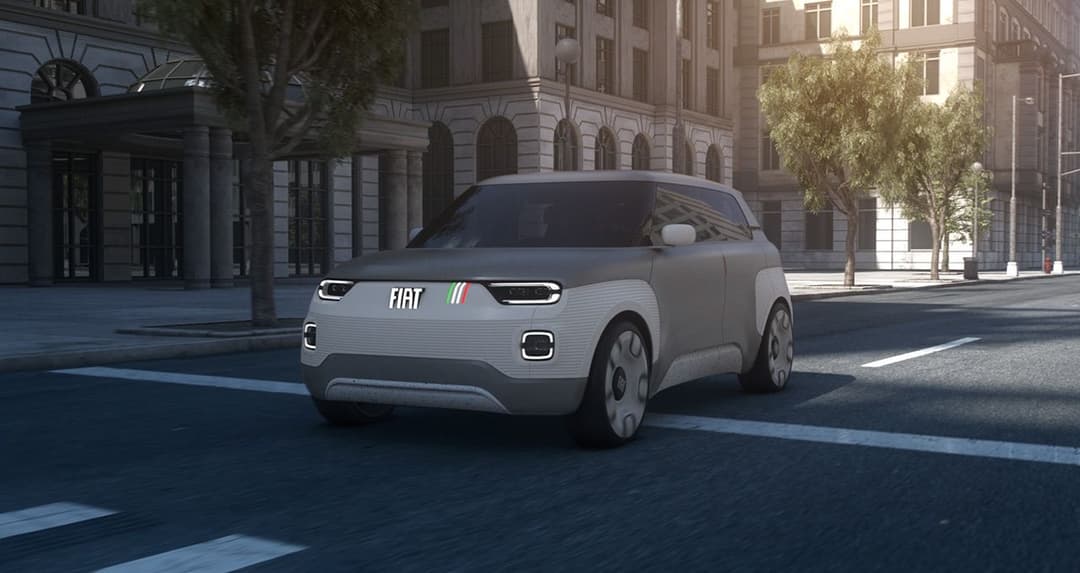 Fiat Concept Centoventi, citadine électrique compacte blanche, stationnée sur une place urbaine devant des bâtiments classiques