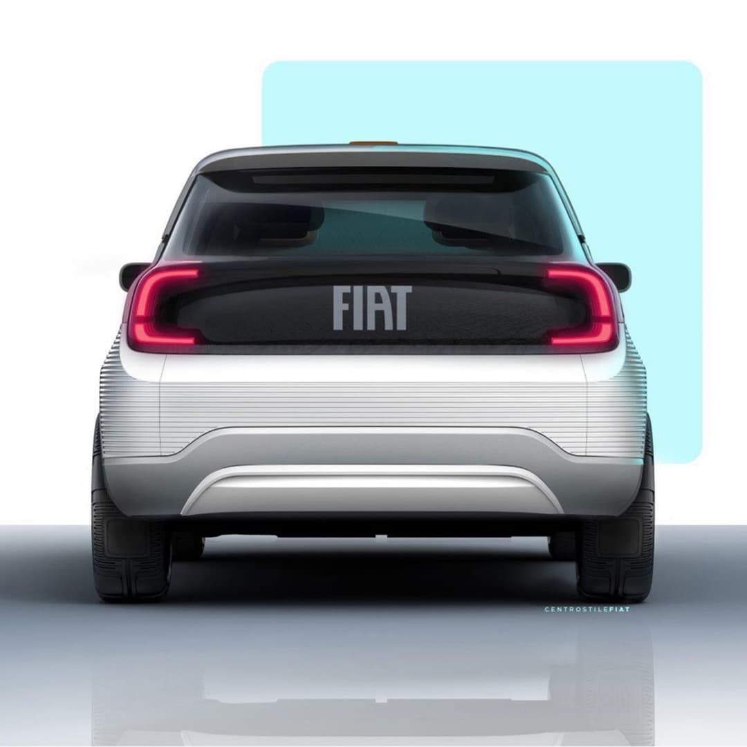 Fiat Centoventi vue arrière, voiture électrique compacte aux feux rouges lumineux et carrosserie blanche sur fond bleu ciel