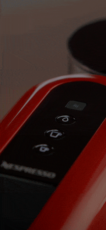Machine à café Nespresso Essenza Plus rouge avec panneau de commande noir et boutons tactiles