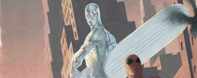 Le Silver Surfer argenté assis sur son planche cosmique face à une ville aux bâtiments ocre