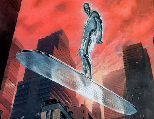 Silver Surfer debout sur sa planche argentée au-dessus de gratte-ciel, ciel rouge orangé en arrière-plan