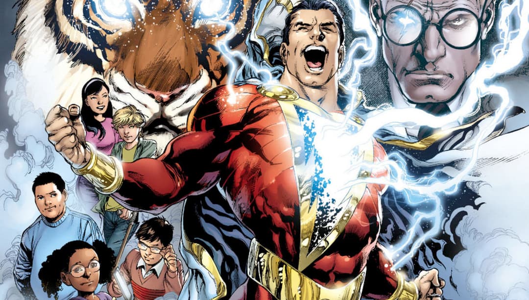 Shazam en costume rouge et or entouré d'éclairs bleus, avec Billy Batson et ses amis à gauche, Black Adam à droite