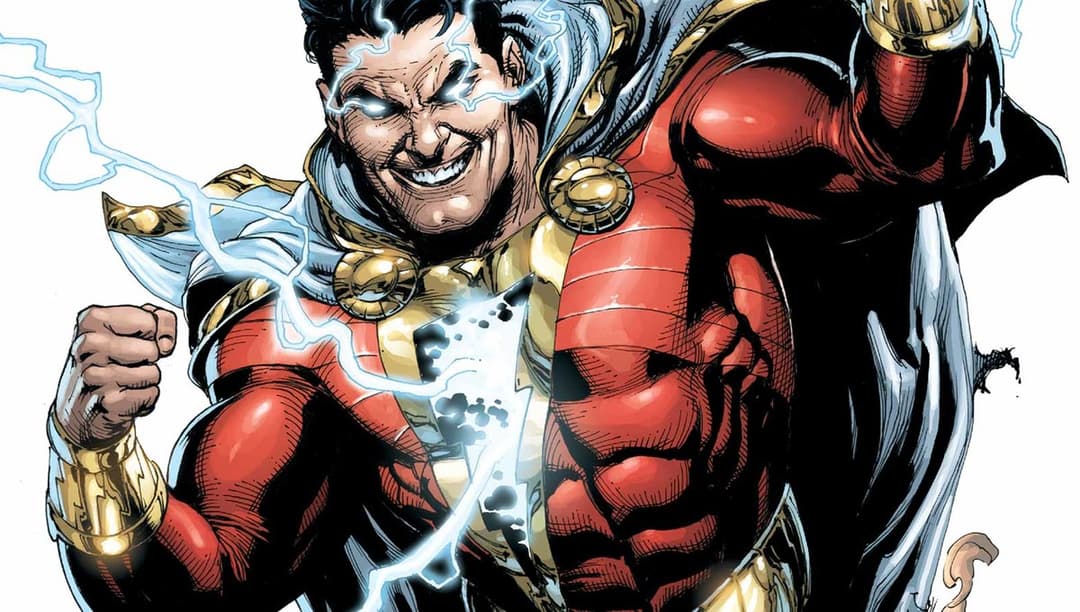 Shazam en costume rouge et or avec des éclairs bleus, poings serrés dans une posture puissante