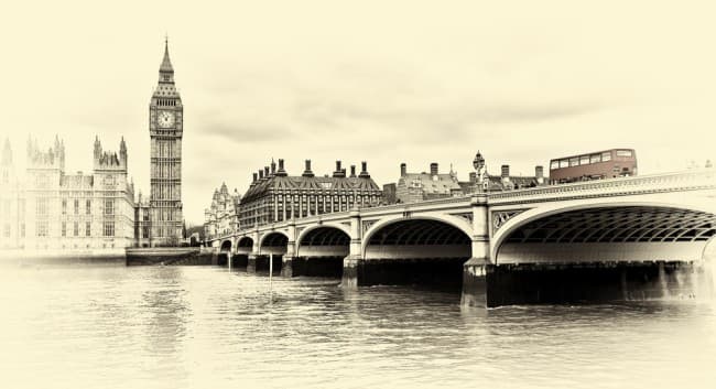 Big Ben et le Palais de Westminster à Londres, avec le pont de Westminster enjambant la Tamise, teintes sépia