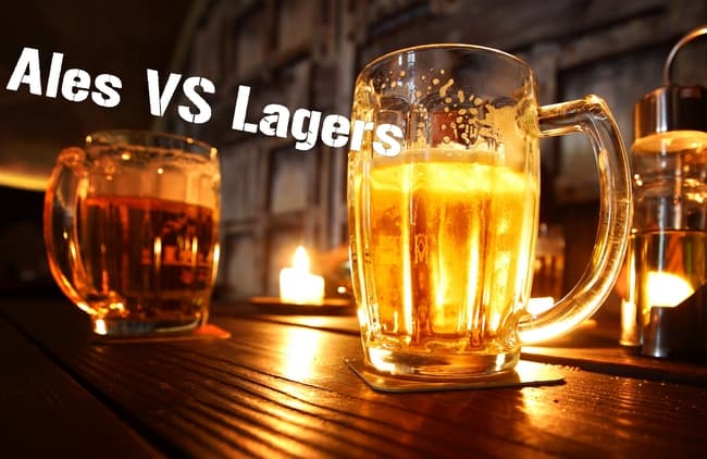 Verres de bière Ales et Lagers dorés et ambrés, éclairés à la lumière chaude sur une table en bois