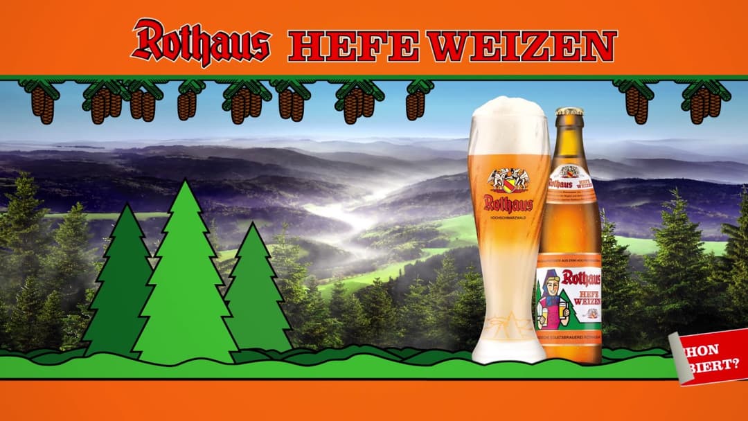 Rothaus Hefe Weizen, bière blonde allemande servie dans un grand verre étroit avec sa bouteille, paysage montagneux en arrière-plan