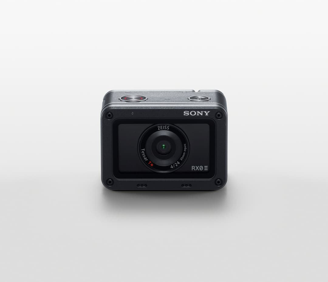 Sony RX0 II, petit appareil photo compact noir avec objectif Zeiss, vue de face sur fond blanc