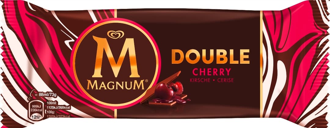 Emballage de Magnum Double Cherry, glace enrobée de chocolat avec sauce à la cerise, sur fond brun et rose fuchsia