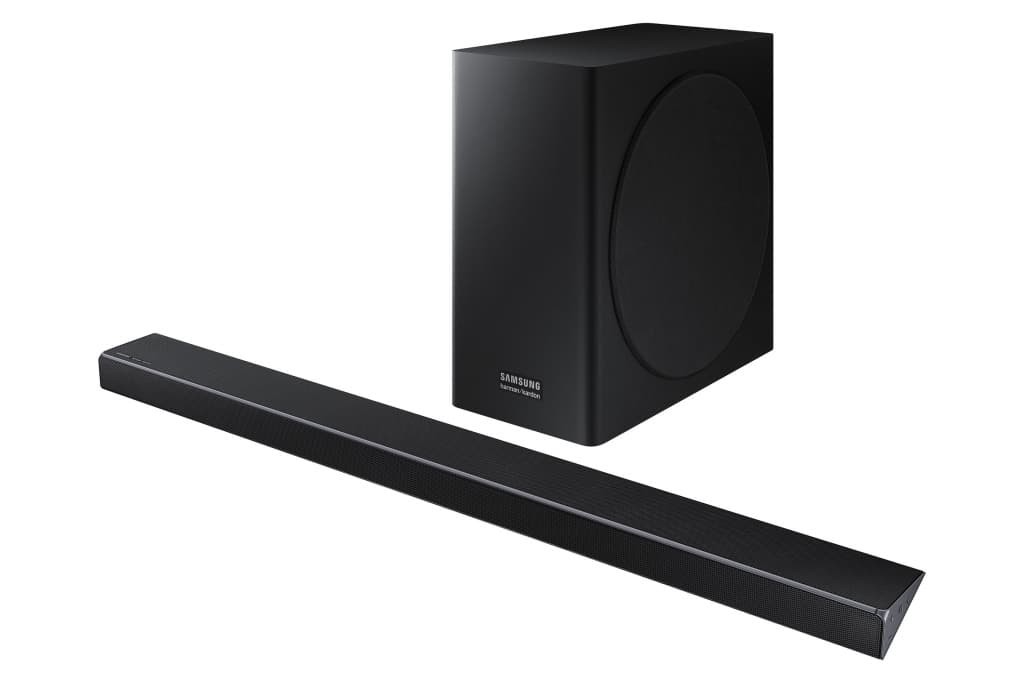 Barre de son Samsung noire et caisson de basses carré de la série Q, visibles sur fond blanc