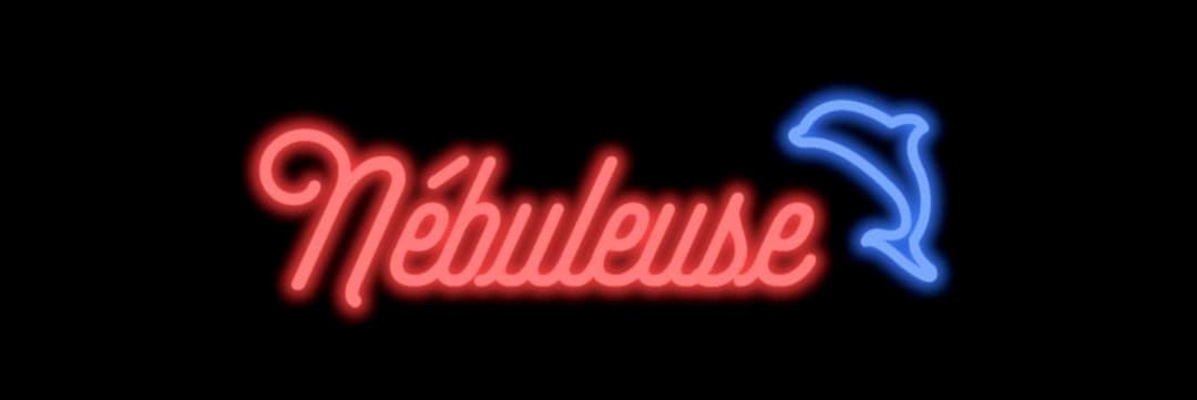 Logo Nébuleuse en néon rouge et bleu sur fond noir
