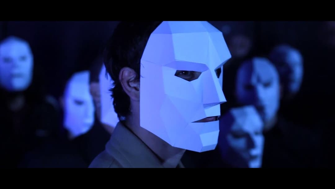 Personne portant un masque géométrique bleu luminescent, entourée de silhouettes floues dans une ambiance de lumière bleue