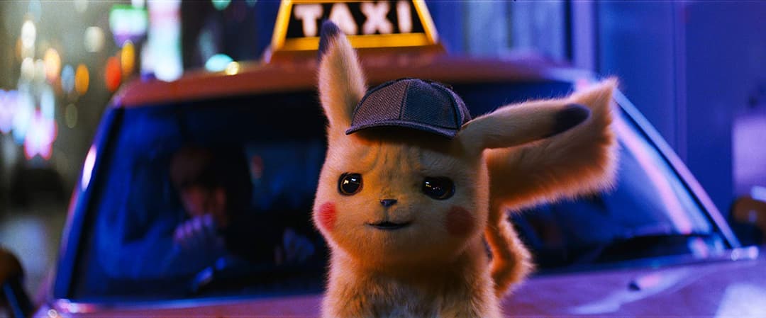 Pikachu en costume de détective avec une petite casquette, devant un taxi jaune dans une rue urbaine illuminée