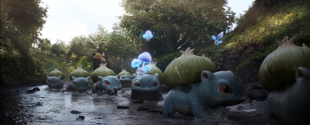 Pikachu jaune et des Pokémon bleus dans une forêt verdoyante près d'un ruisseau