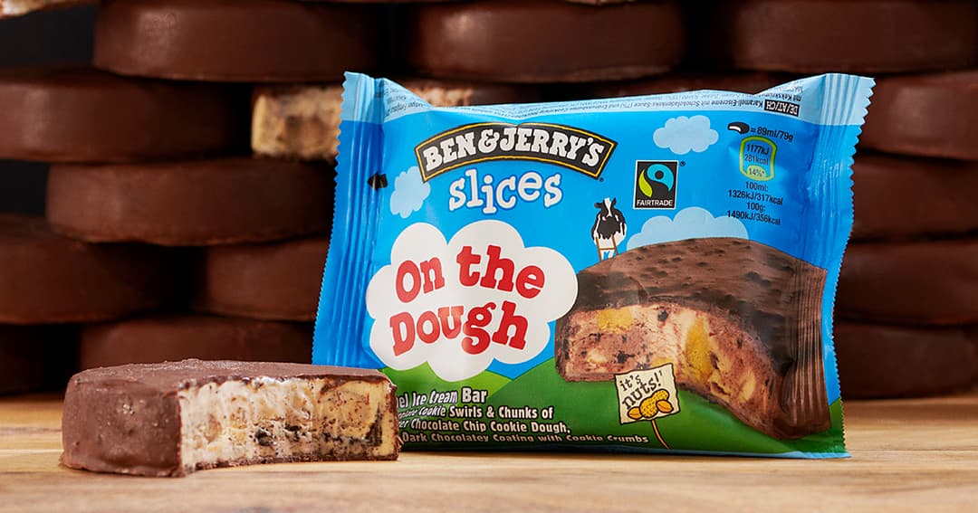Paquet bleu de Ben & Jerry's Slices avec un bâtonnet de glace exposé, saveur On the Dough à base de pâte à biscuit au chocolat