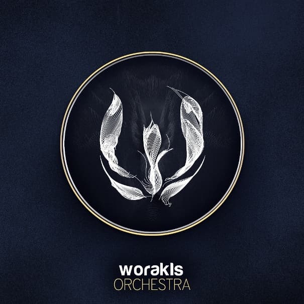 Logo de Worakls Orchestra : trois plumes blanches stylisées dans un cercle doré sur fond noir