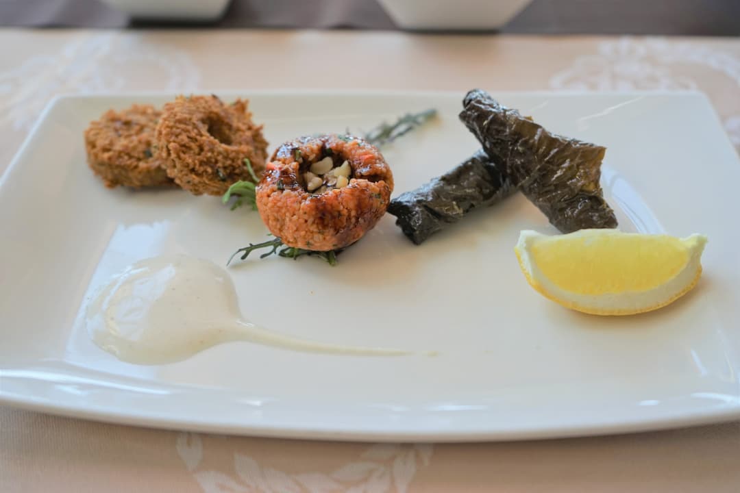 Entrées froides - falafel, kébbé veggie, feuilles de vigne farcies aux légumes et riz, laban khiar, fattat hummus Entrées froides - falafel, kébbé veggie, feuilles de vigne farcies aux légumes et riz, laban khiar, fattat hummus