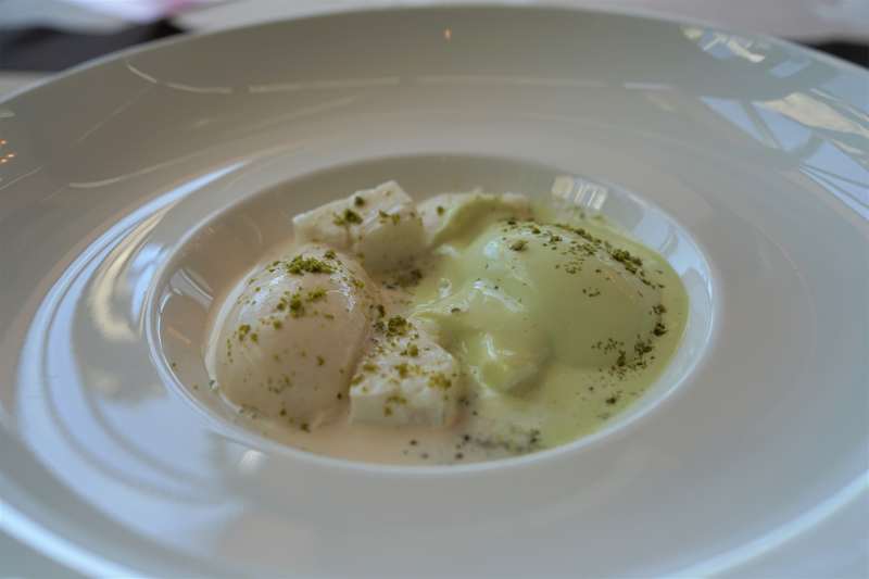 Dessert - hitalaya, un blanc mangé parfumé à la vanille avec boules de glace et poudre de pistache Dessert - hitalaya, un blanc mangé parfumé à la vanille avec boules de glace et poudre de pistache