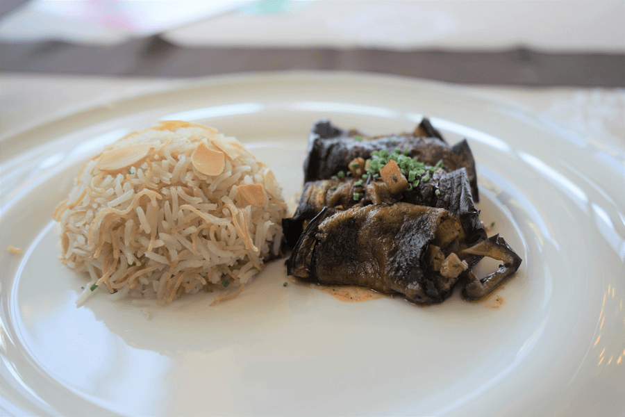 Plat principal - mahchi banjan végétarien, ou autrement dit, aubergines farcies aux légumes avec riz et vermicelles Plat principal - mahchi banjan végétarien, ou autrement dit, aubergines farcies aux légumes avec riz et vermicelles