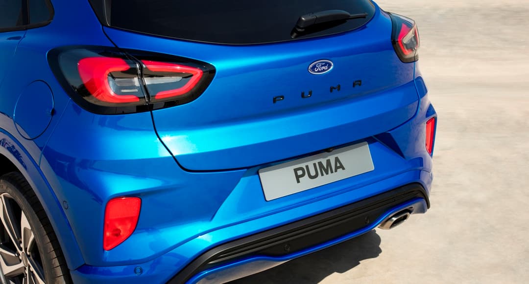 Arrière du nouveau Ford Puma bleu électrique avec feux rouges en L et badge PUMA, design athlétique