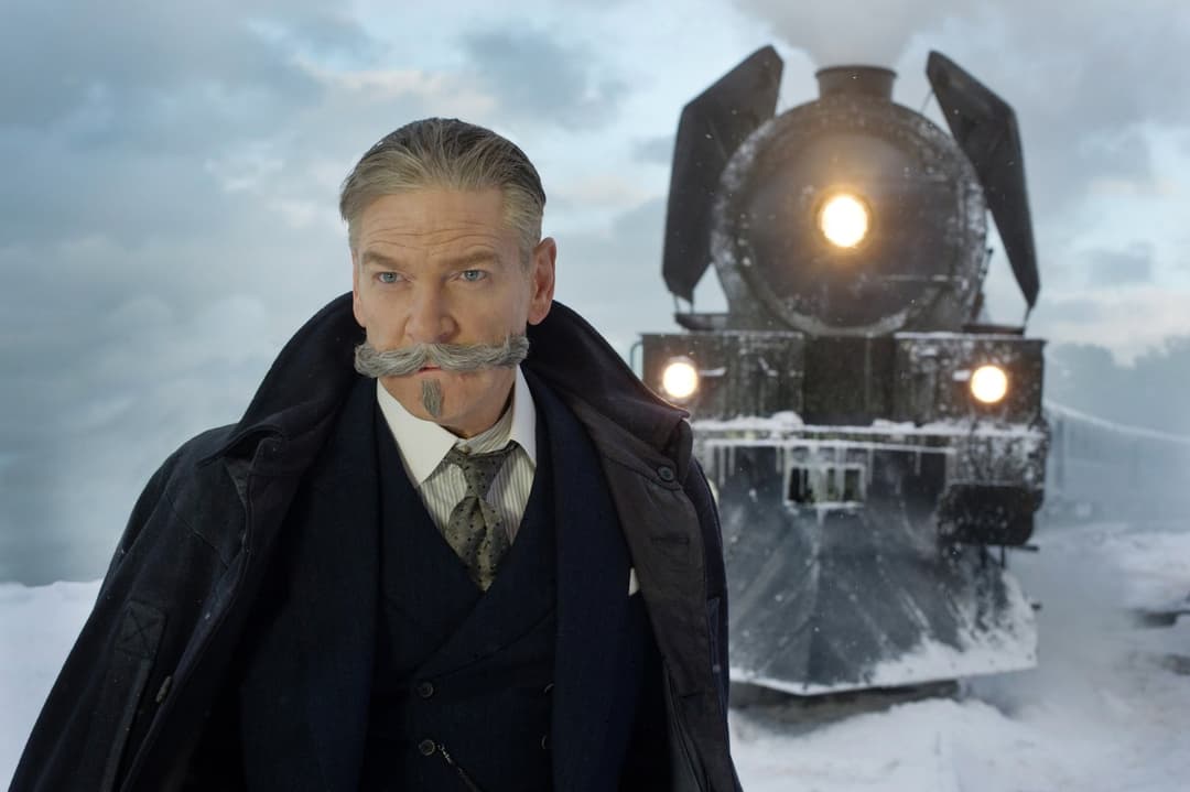 Hercule Poirot en manteau noir avec moustache distinctive, face à l'Orient-Express enneigé illuminé de nuit