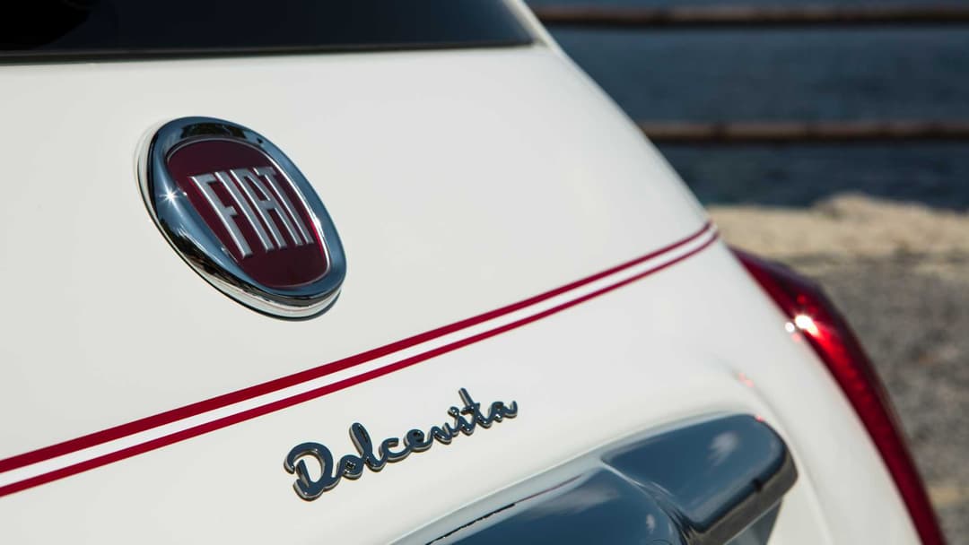 Fiat 500 Dolcevita blanche avec bande rouge, détail du logo arrière et badging Dolcevita