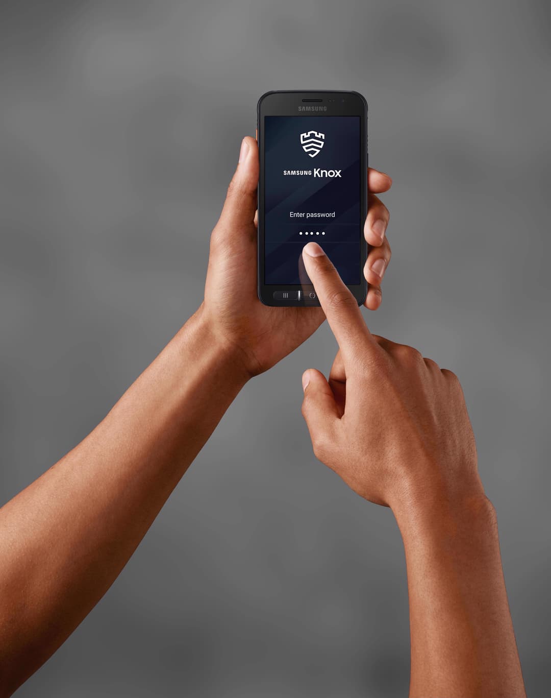 Samsung XCover 4s noir tenu en main affichant l'écran de sécurité Knox avec demande de mot de passe
