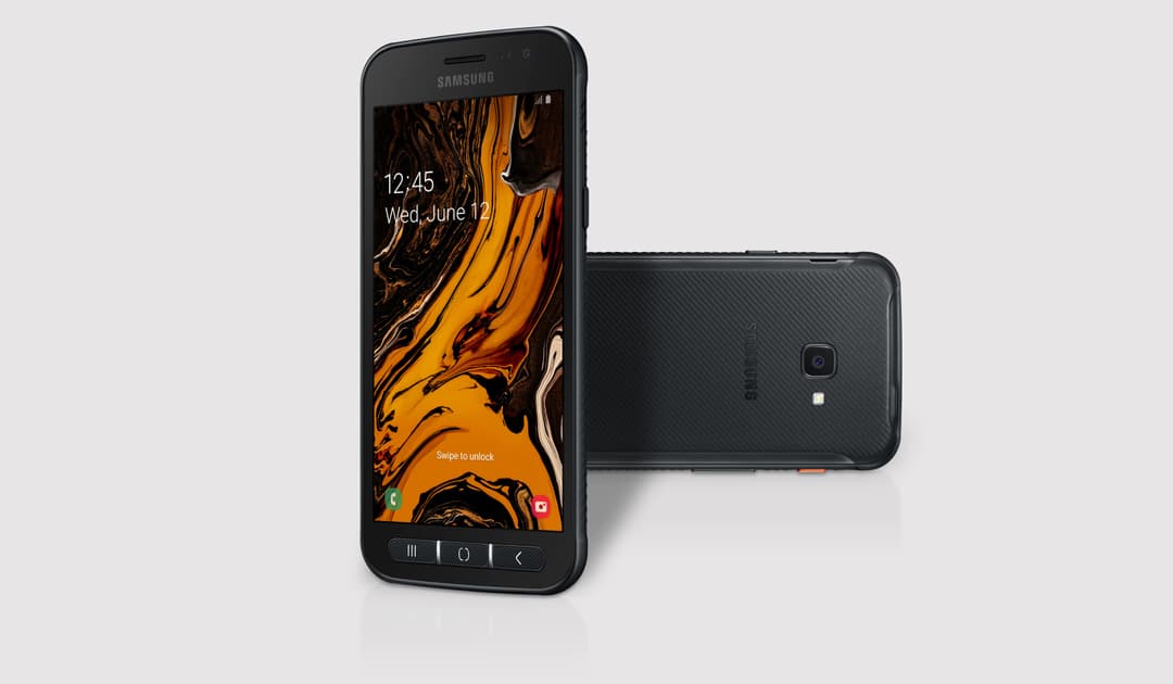 Samsung Galaxy XCover 4s, smartphone robuste noir avec écran affichant des motifs orange et noirs, vue de face et de dos