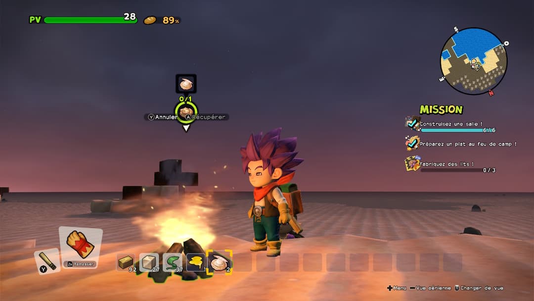 Personnage aux cheveux rouges dans un paysage désertique avec des blocs de construction, interface de jeu affichant les points de vie, l'inventaire et les missions