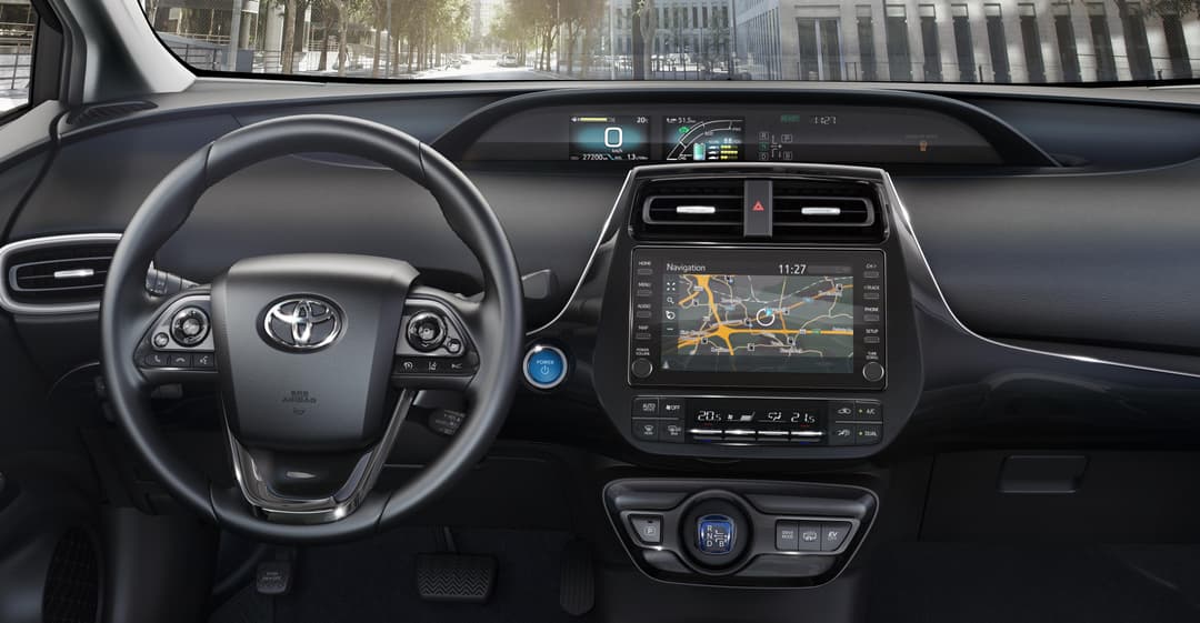 Habitacle de la nouvelle Toyota Prius Plug-in Hybrid avec volant, écran tactile affichant une navigation GPS et système de chauffage innovant