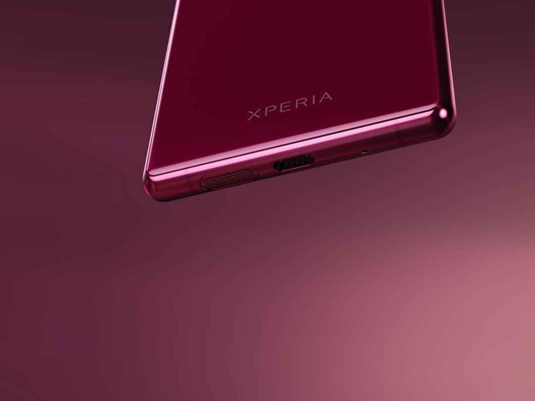 Sony Xperia 5 rose rubis de profil, montrant l'écran étroit au format cinéma et les boutons latéraux