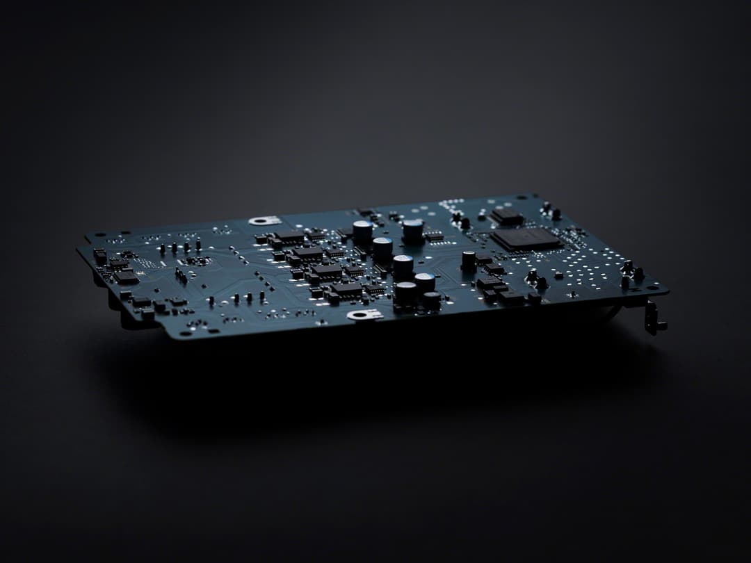 Carte électronique du Sony SA-Z1, composant audio avec circuits intégrés et componentes sur fond gris foncé