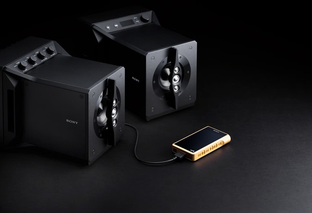 Enceintes Sony SA-Z1 noires avec haut-parleurs coaxiaux, connectées à un appareil audio doré