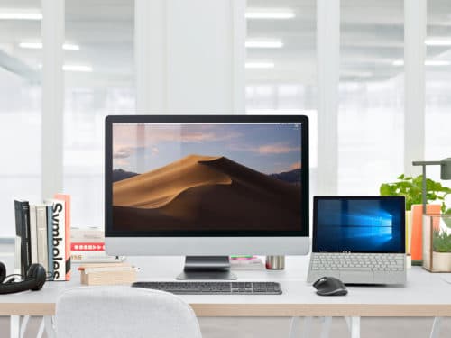 Clavier MX Keys et souris MX Master 3 Logitech sur un bureau blanc avec écrans et accessoires dans un bureau minimaliste