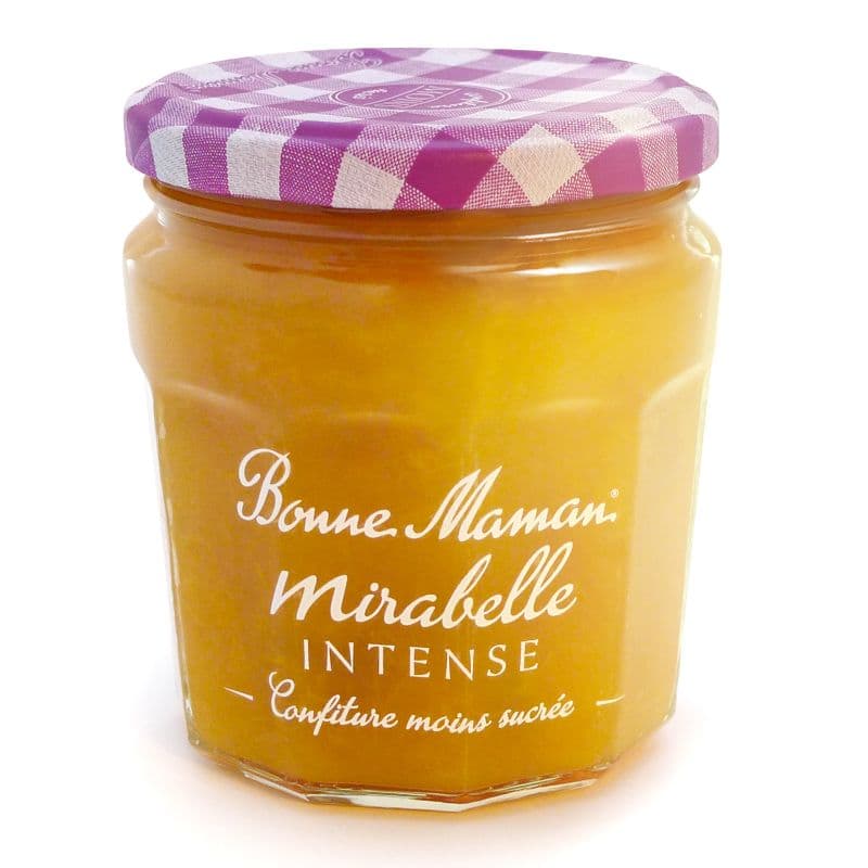 Pot de confiture Bonne Maman Mirabelle Intense aux copeaux de fruits visibles, recouvert d'un tissu vichy pourpre et blanc