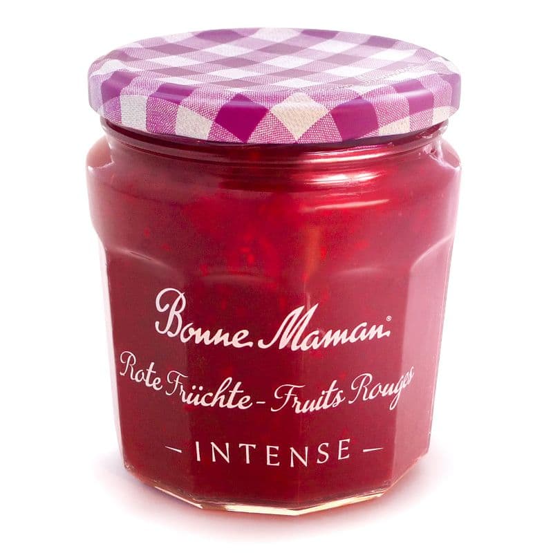 Pot de confiture Bonne Maman Fruits Rouges Intense, rempli de gelée rouge foncé, coiffé d'un couvercle à carreaux rose et blanc