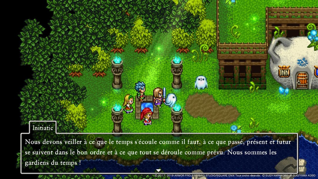 2D d'un paysage verdoyant avec des personnages colorés et une boîte de dialogue en français, style Dragon Quest rétro