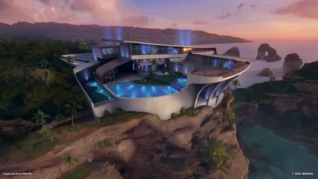 Capture d'écran de Marvel's Iron Man VR montrant un manoir futuriste en verre et métal surplombant une côte rocheuse avec piscine illuminée en bleu