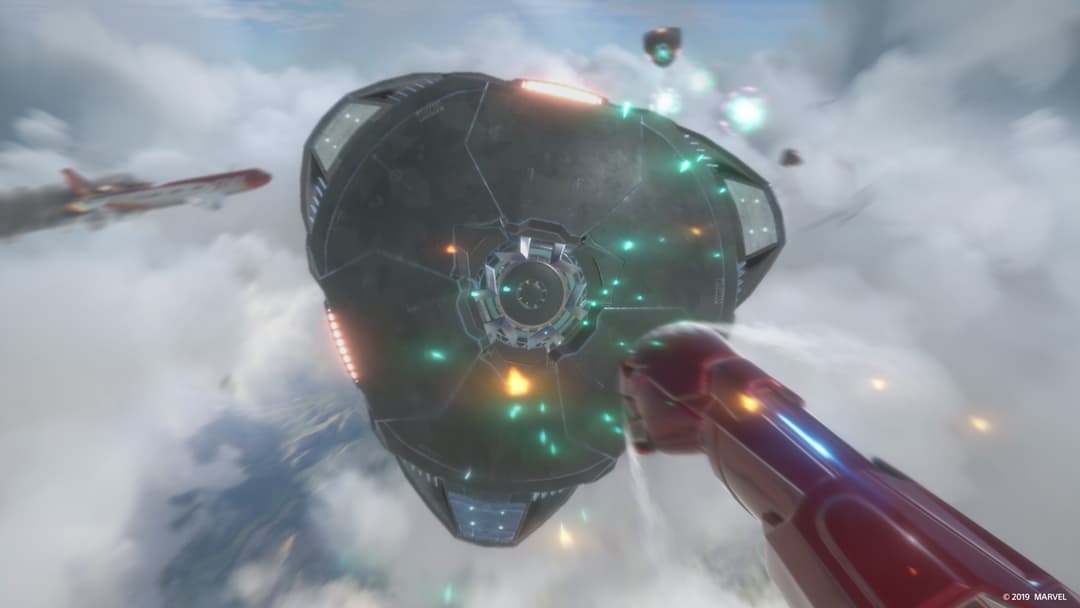 Armure Iron Man aux lumières vertes et oranges survolant les nuages dans Marvel's Iron Man VR