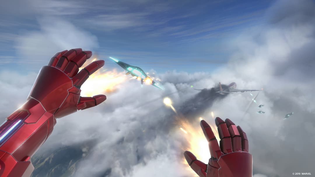 Iron Man en vol dans les nuages, tirant des rafales énergétiques avec ses deux mains gantées en vue subjective, des ennemis volants à proximité