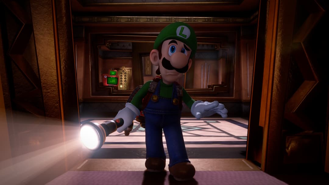 Luigi en salopette bleue et casquette verte, tenant une lampe torche brillante dans un couloir orné de bois sombre