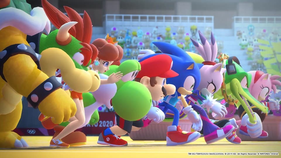 Mario en rouge et bleu, Sonic en bleu, Bowser jaune et Robotnik rose avec ses pics, entourés de personnages colorés dans une arène olympique pixelisée