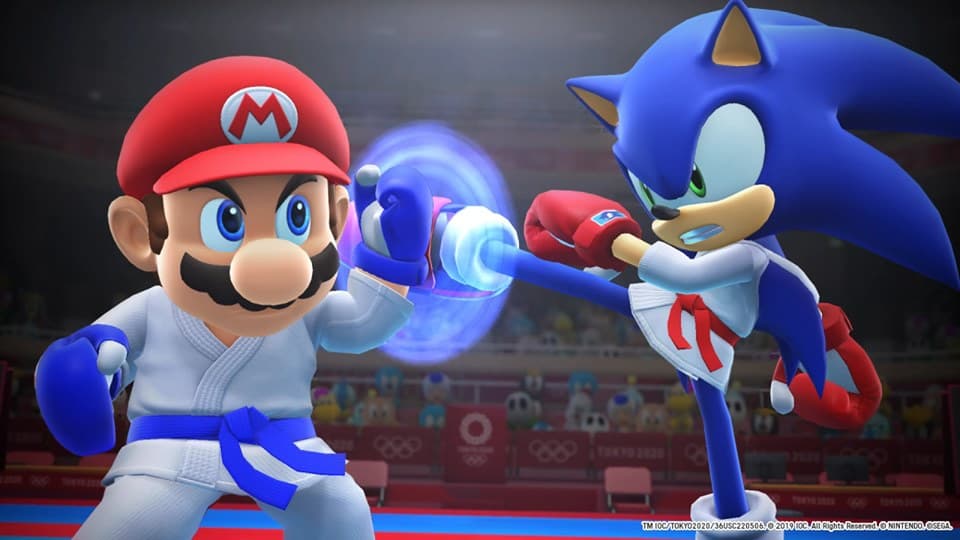 Mario en judogi bleu affrontant Sonic en tenue de judo rouge lors d'une épreuve olympique