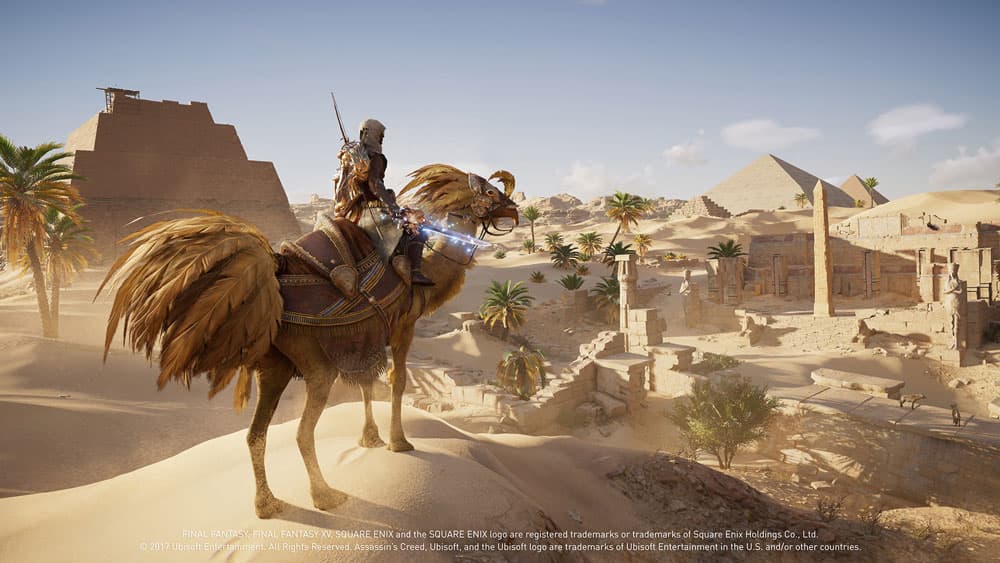 Assassin à cheval dans le désert égyptien, arc en main, face à des ruines et des pyramides