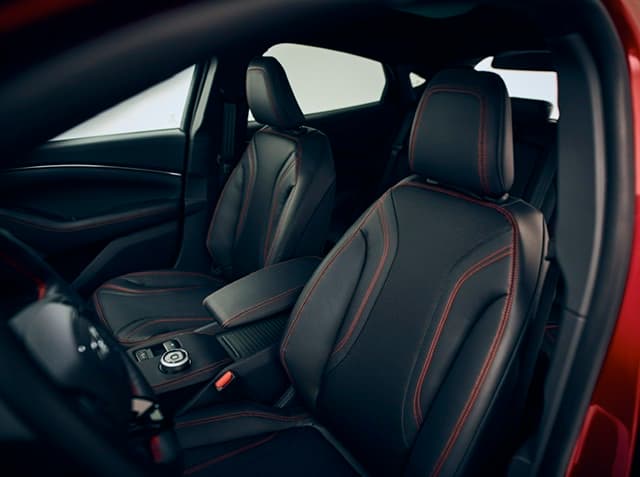 Intérieur de la Ford Mustang Mach-E avec sièges sport noirs et surpiqûres rouges