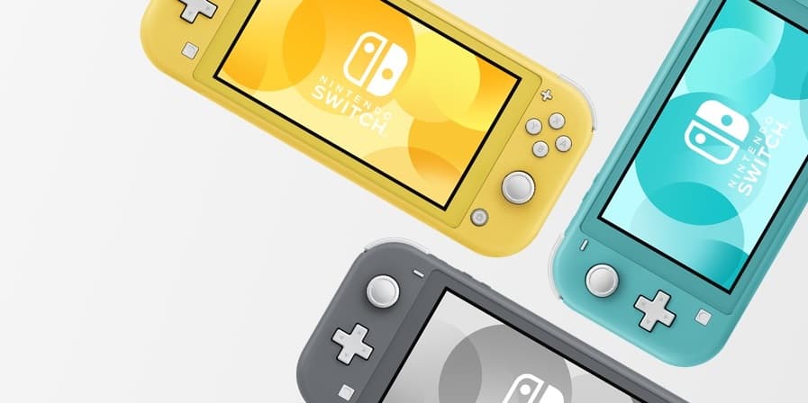 Trois Nintendo Switch Lite de couleurs différentes : jaune, grise et turquoise, affichant le logo Nintendo Switch sur leurs écrans