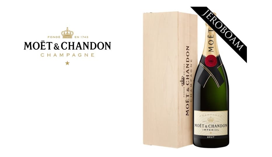Bouteille de Champagne Moët & Chandon Impérial Brut avec étiquette blanche et noire, présentée dans son écrin en bois clair