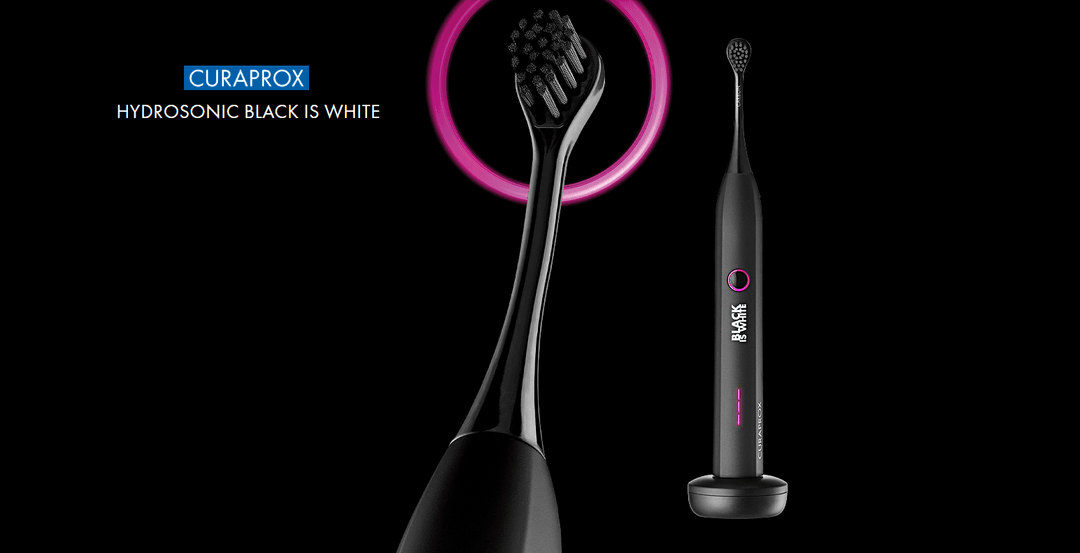 Brosse à dents électrique Curaprox Hydrosonic noire avec détail de la tête de brosse dans un cercle rose néon
